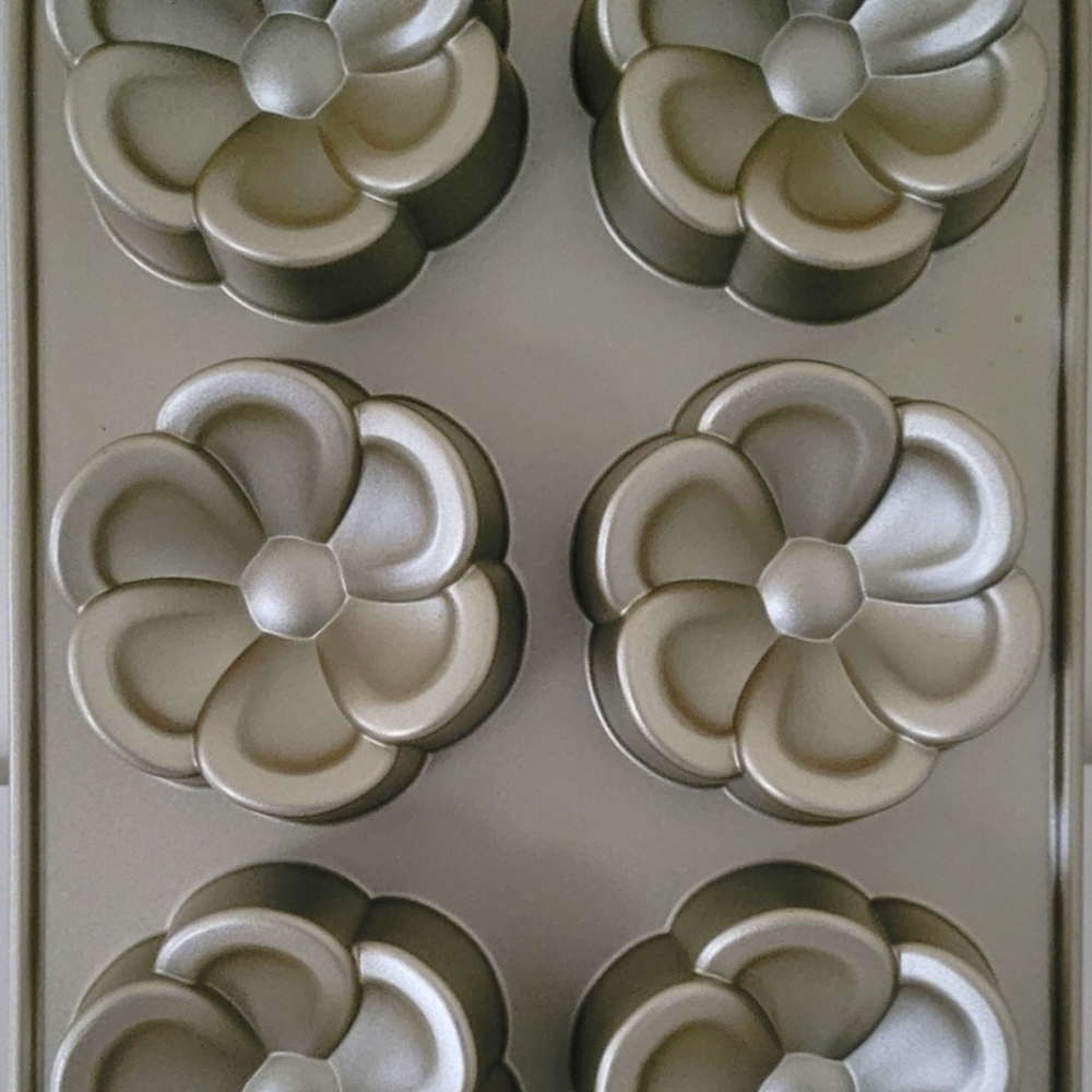 Nordic Ware Cast Aluminum Buttercup  Cakelet Pan